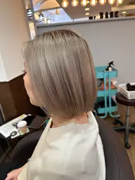 💖黒染め落としブリーチオンカラー✨ ケアブリーチ変更+¥2200💖二回ブリーチしてその上から色を入れます¥12880