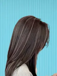 ハイライト|ハイライト20枚以内+髪質改善Tr ¥12,000軽さと立体感、上品なハイライトデザイン