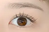 フラットラッシュ100本+まつげパーマアンドヘルシー🪄美容液仕上げ✨　アイシャンプー🧴持ち🆙強化剤付き✨
