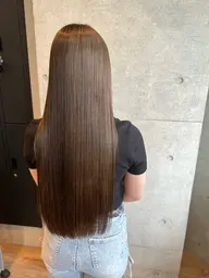 代表山本似合わせヘアカラー。資生堂ヒアルロン酸入り水光肌ヘアカラー剤など100種類を超えるカラー商材でオリジナル配合。