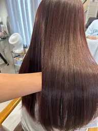 【カット×美髪ストレート】ダメージを最小限に、ストレートと同時に髪質改善トリートメントをしていきます。