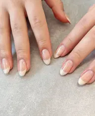 フレンチorカラーグラデーション💅ジェルオフ無料•ケア込み＋1100円で削らないパラジェルに変更可能！