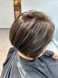 もみあげの白髪が気になる方👍カット➕イヤリングカラー➕白髪ぼかし➕トリートメント🌟気になる白髪のストレスを無くす💦