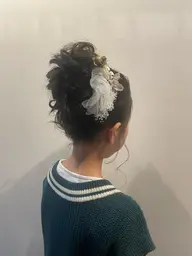 キッズヘアアレンジ。七五三や発表会などにご利用下さい。※こちらは早朝、新日本髪以外のメニューです。