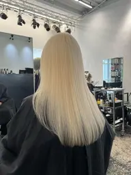 【ケアブリーチ✨】抜きっぱなしブリーチ👩🏼➕最新補修トリートメント+顔周りカット