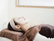 ✨大人気・癒し✨ 【首肩をほぐし血行促進◎美肌ケア】フェイシャル&デコルテ(モデリングパック付) 70分 ※お着替えあり