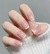 フレンチネイル【初回オフ無料】（ストーン4粒プレゼント）
