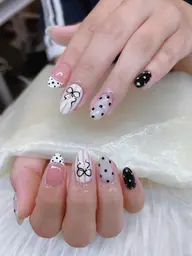 [初回ジェルオフ無料]ガーリーxドットリボン🎀ネイル¥6,500