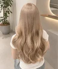 【🍉ハイトーンに大イメチェン☀️】全頭ブリーチ+オンカラー(+¥2.200でケアブリーチ変更🉑)+艶トリートメント付