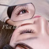 【人気𝐍𝐨. 𝟏✴️】上フラットラッシュ120本+プレミアムアイシャンプー付✨️《今だけ1,500円off》