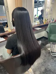 毛先を整えて毛量を調節するカット＋アローブトリートメント