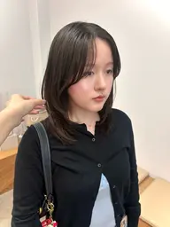 ミディアムレイヤーカットモデル(ハイレイヤー×、ハッシュカット×、バタフライカット×)(肩上ボブ×、エクステ×)