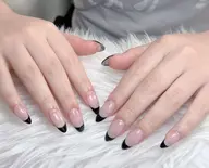 ◆ カラーフレンチ ¥7,000お好きなカラーで楽しめる定番フレンチ。季節感や個性をプラスできます。