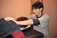 【肩こりもみほぐし】　デスクワークで肩がつらい方におすすめ！
