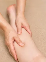 【足のむくみや張りの気になる方】６０分ボディトリートメント下半身30分➕フットケア(足つぼ)30分