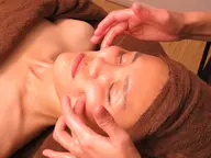 ハリツヤ弾力肌力コース70分　主要効果:エラやたるみ＋血行を促進することで弾力のハリツヤ肌へ。