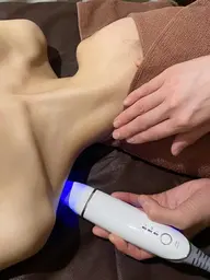 即顔痩せしたい方‼️韓国美容エアバリ🌈お顔丸ごと毛穴洗浄➕イオン導入！EMSで頭皮デコルテから上のマッサージ💆‍♀️