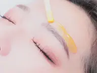 【ハリウッドブロウリフト】眉毛の毛並みを揃え外国人風の眉毛へ！普段の眉毛メイクも時短に◎