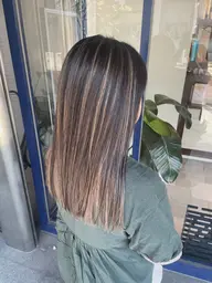 《⚠️火、金曜限定⚠️》バレイヤージュ(ケアブリーチ込)＋カット＋トリートメント(レディース限定)