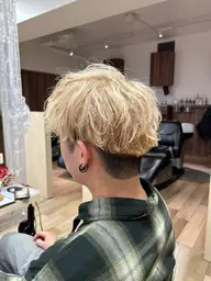 【⚜️メンズ限定⚜️】メンズカット➕ブリーチ➕イルミナカラー➕2stepトリートメント ※再来の方+¥2000