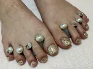 お好きなカラーから一色お選びいただけるオフなしのシンプルフットネイルです。