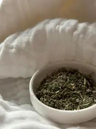 【こだわりのよもぎ蒸し】ミニモ限定1000円off☆国産よもぎに、肌触りのよいガーゼマント。イスも選び抜き極上の時間を…