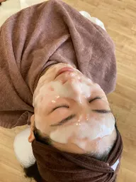 【筋トレ!?フェイシャル!!】フェイスラインすっきり!小顔効果にも期待♡パック中頭と首のマッサージもします♪