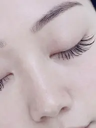 【初回オフ無料】LEDエクステ　フラットラッシュ140本　美容成分たっぷりコーティング付き