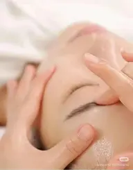 🌿 顔筋マッサージ＋デコルテ50分お顔全体の筋肉とデコルテを丁寧にほぐし、血流促進✨小顔効果＆首肩のコリもスッキリ♪