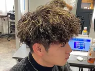 【より動きを見えやすくしたい方・　　　　　　フルイメチェンしたい方にオススメ】　　　　メンズカット＋ハイライト＋パーマ