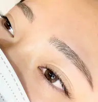 【垢抜けは眉毛から🧚🏻‍♂️✨】お客様の骨格に合わせて行う眉ワックス( •̑‧̮•̑ )🌟