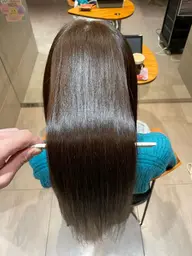 縮毛矯正モニター特別料金で施術(元値30,800円)手ぐしだけで収まるストレートメニュー