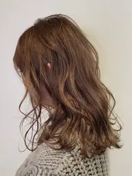 白髪染めリタッチ（根元３㎝程度）＋トリートメント