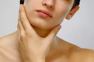 【メンズ光脱毛/ ヒゲ脱毛】毎朝の面倒なひげ剃りにサヨウナラ♪★美肌ヒト肝細胞＋ビタミンC融合体濃厚パック付⭐️