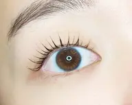 SNSで話題！メーテルロッドで目の形に沿って目尻を流すまつ毛パーマ♪ コーティング美容液付き