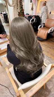 ブリーチモデル募集中⭐️  全頭ケアブリーチ＋ケアカラー or リタッチ＋カラー ¥ 3.960