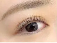 【パッチリ度★★★】ラシュリー根本から 80度立ち上げ、毛先にかけてストレート仕上げ✨キリッとした印象に。シングルオフ込