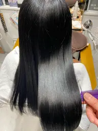 縮毛矯正、トリートメントとブローが付いてきます。薬剤の使用量により値段が変わる事があります。