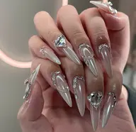 ミラーネイルでキラキラ輝く仕上がりに✨💎ストーン付きでさらに華やかに💅💕