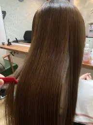 【歴15年以上のベテランスタイリストが担当で安心！カット+縮毛矯正