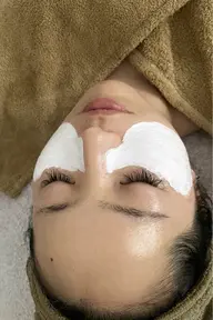 【胸元・首・お顔のエステ+頬の美白クリームパック】早めの紫外線ケアが鍵🔑美白クリームパック付きエステ♪