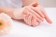 ケア【ハンド】（形整え・スクラブ・磨き・トリートメント）
