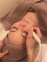 《毛穴スチーム吸引洗浄＋韓国小顔リンパ（フェイシャル・デコルテ・首・肩）＋ぷるぷる生パック》80分