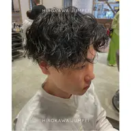 カット＋スパイラルパーマ (トレンドっぽい、無造作なスタイル)