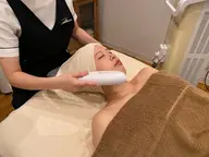 人気の光フェイシャル⭐︎90分　光を照射することによって、ターンオーバーの正常化や、しわの改善、肌の弾力アップへ◎