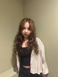 🎀カット＋パーマ＋トリートメント🎀《ロング限定!!》／やわらかく揺れる艶髪ウェーブスタイル💫
