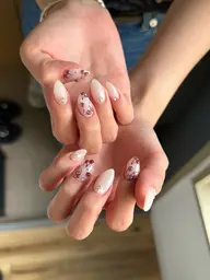 オフ込み120分デザイン自由💅ニュアンスネイル、10代20代に流行りの派手なデザインは再現が難しい可能性がございます。