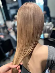 1日2名様限定❗️ダメージケアカット＆ハイトーン💫ブリーチ込ダブルカラー🤍🤎ミルクティーベージュが1番人気🫖🚺