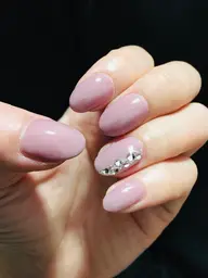 金.土.日のみの募集です ジュニアネイリストが担当します練習モデルです!デザインは5種類の中から、お色の変更は可能です