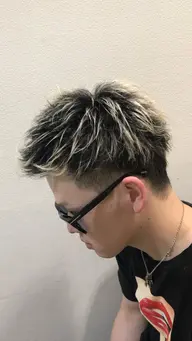 黒髪に映える白メッシュ◎ 派手すぎず一気に垢抜けたい方に✨ ケアブリーチ込み